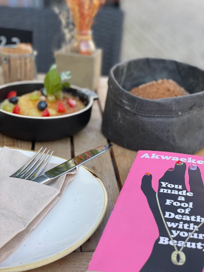 Gedekte tafel met een boek